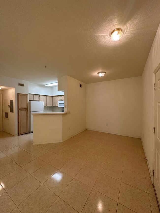 Building Photo - Beautiful 2/2 Condo in North Bonita - Acro...
