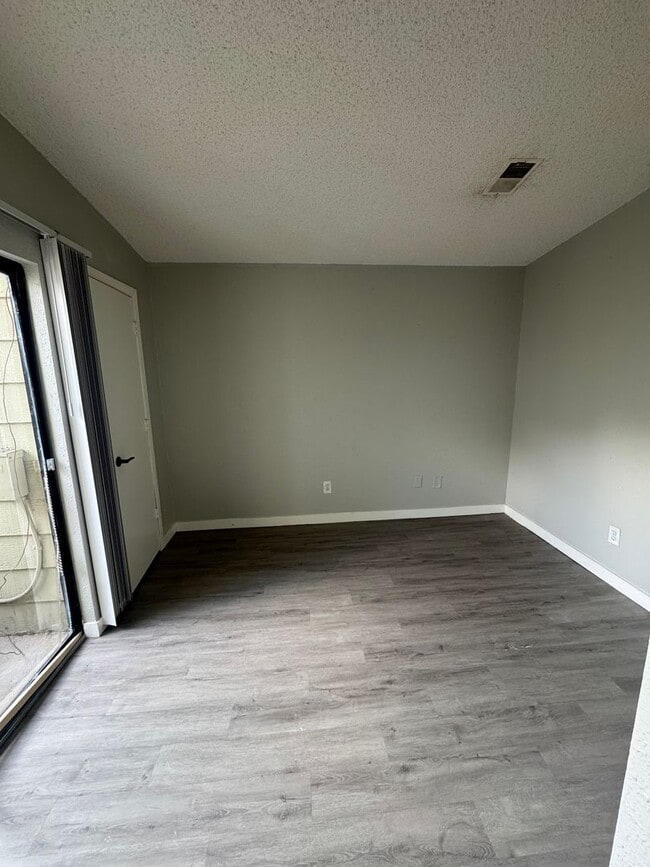 Building Photo - Studio Apartment in the Sable Cove Condominiums Community!