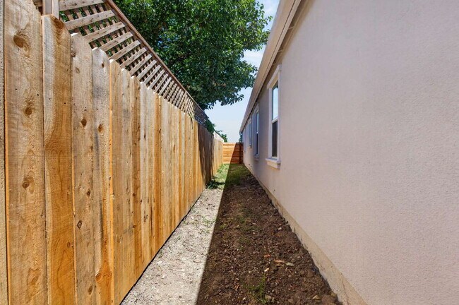 Building Photo - Charming 3-Bed, 2-Bath Home in Sacramento