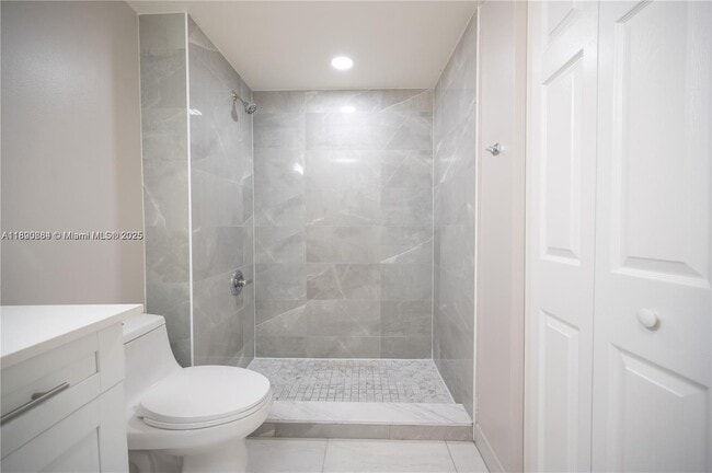 Building Photo - 2406 Centergate Dr