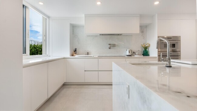 Building Photo - 901 E Camino Real