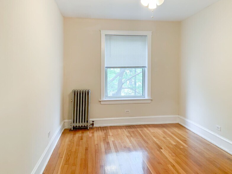 Building Photo - 1607 W Berteau Ave