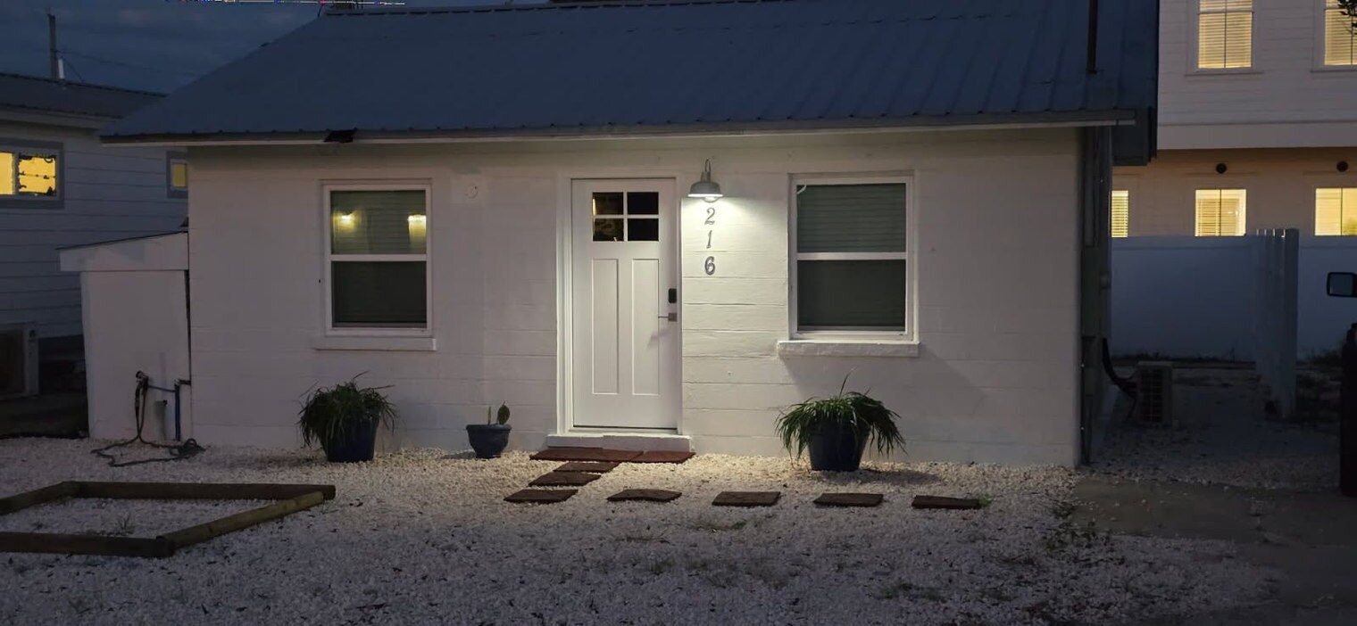 Building Photo - 216 La Paloma Pl