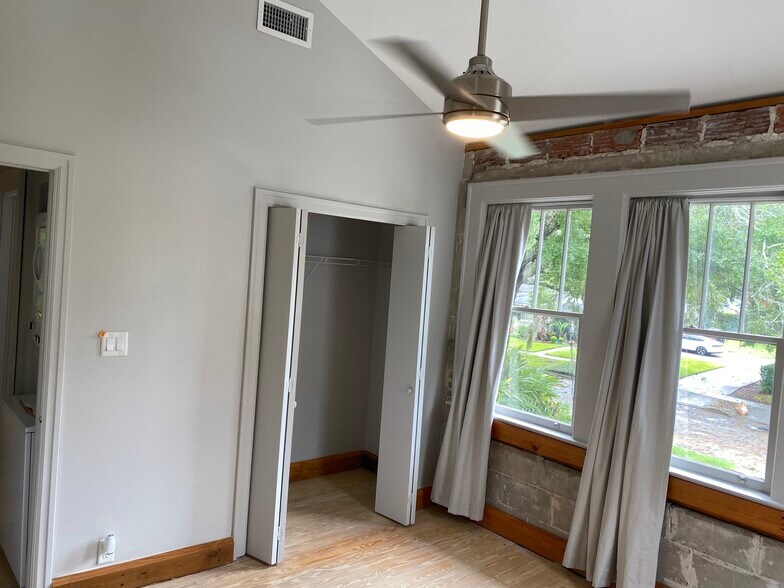 Building Photo - 406 Cathcart Ave