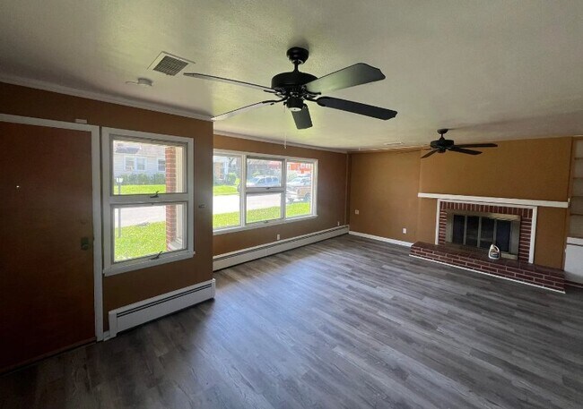 Building Photo - 401 Golfview Ave