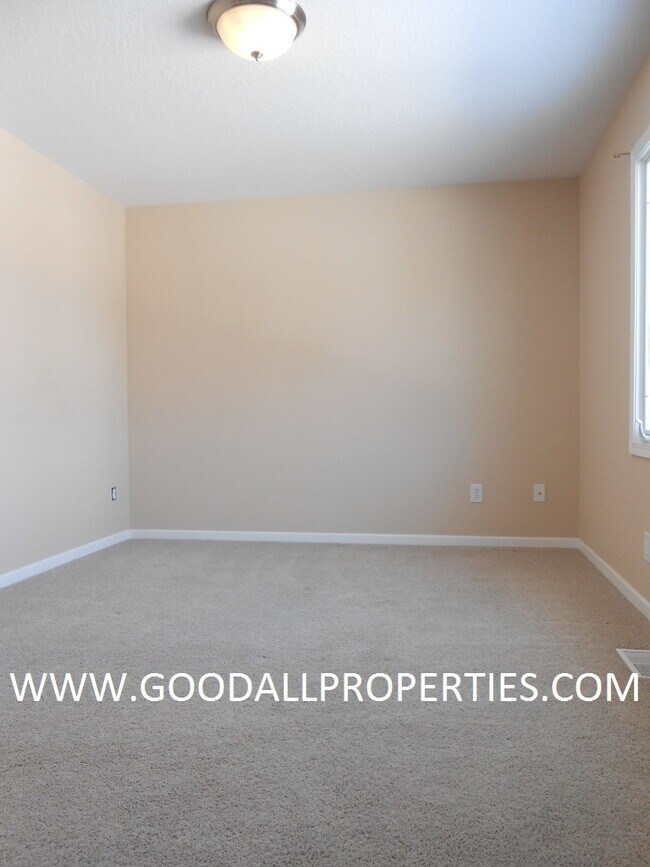Building Photo - 4BR Urbandale Home with a 3-Car Garage, Deck & Fireplace