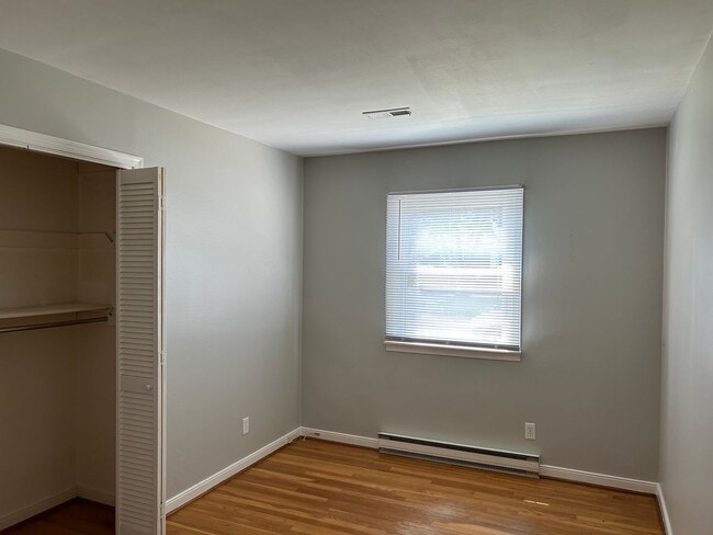 Building Photo - Charming 3 Bedroom, 2 Bath Brick Ranch Hom...
