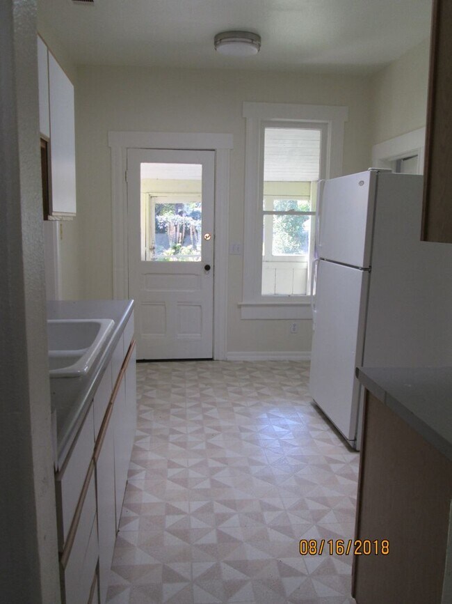 Building Photo - *DEPOSIT PENDING* Charming 2 Bedroom, 1 Bathroom with loft near Downtown.