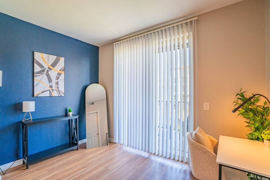 Building Photo - 1275 E University Dr