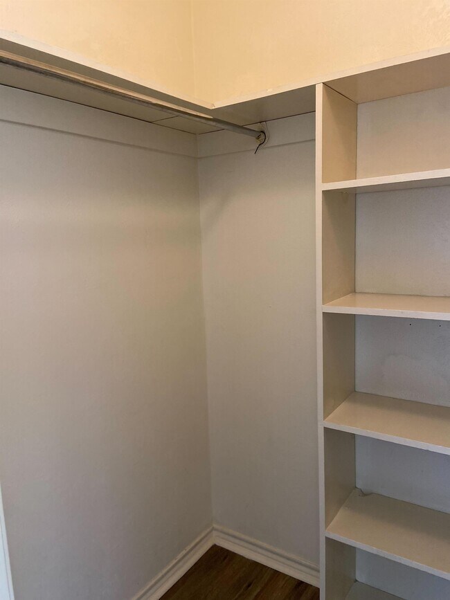 Building Photo - 704 Skyline Dr