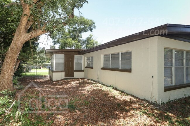 Building Photo - Charming 3/2 with Carport in Sanford