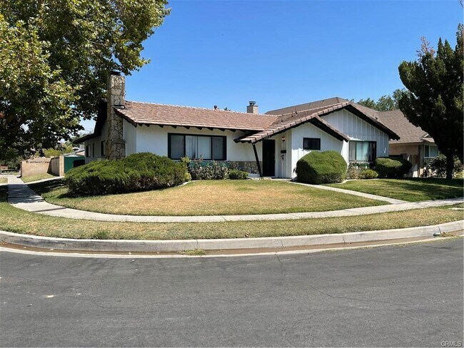 Building Photo - 1553 Albret St