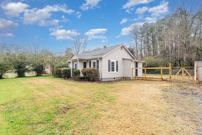 Building Photo - 7831 Summerfield Rd