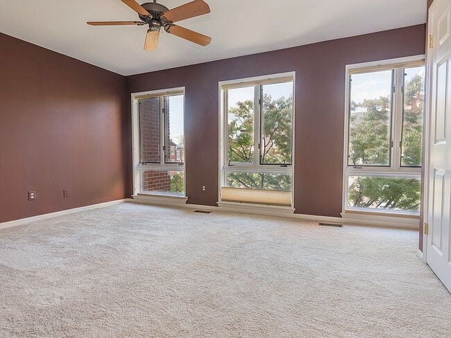 Building Photo - 21 W Lee St