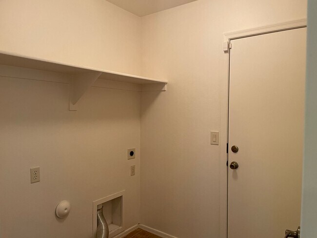 Building Photo - Beautiful Modern New 3Bdm 2Ba Home, Easy A...