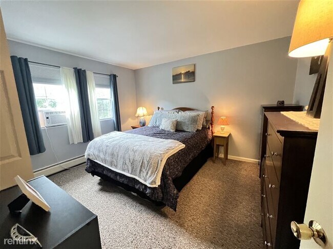 Building Photo - 6 Venice St