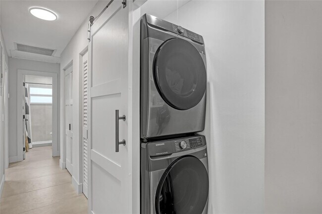 Building Photo - 414 W Mango St