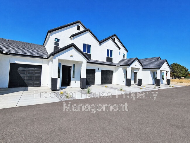 Building Photo - 382 Erin St