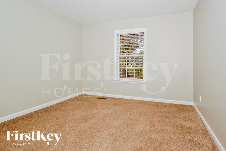 Building Photo - 7081 Village Oaks Dr