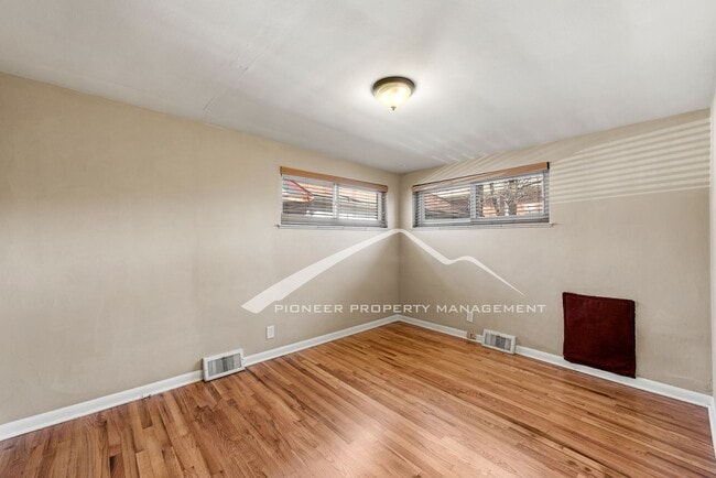 Building Photo - Beautiful Home with Washer/Dryer and Fenced Yard