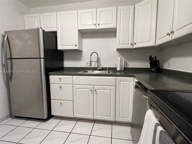 Building Photo - 1228 West Ave