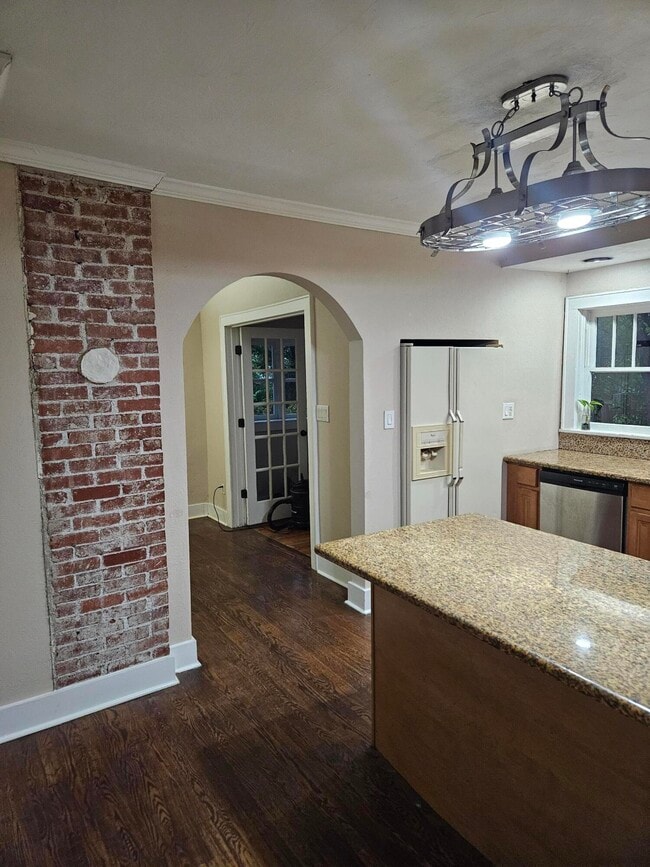 Building Photo - 619 S Kentwood Ave