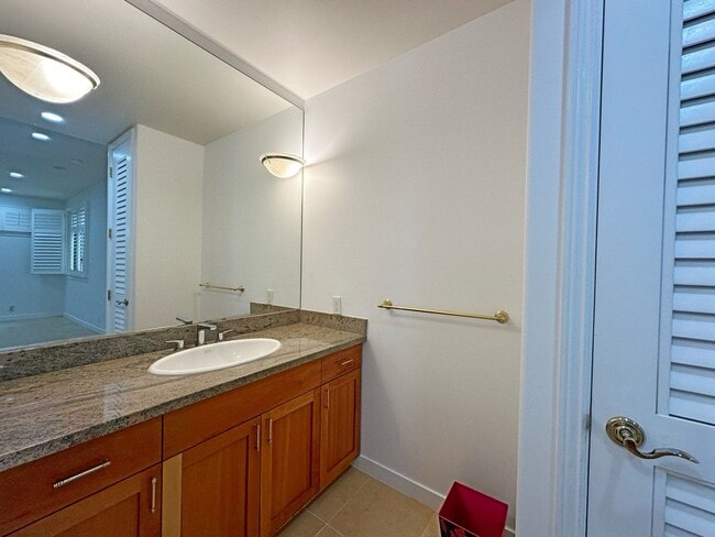 Building Photo - 2-Bedroom Executive Duplex in Serene Manoa...