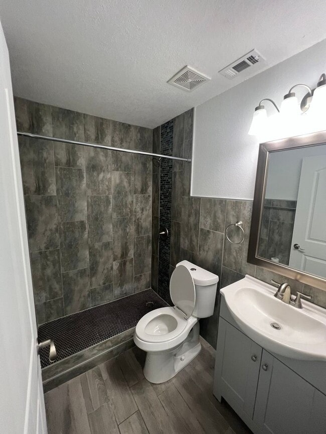 Building Photo - ?South Lakeland Gem – Private Single-Family Home!