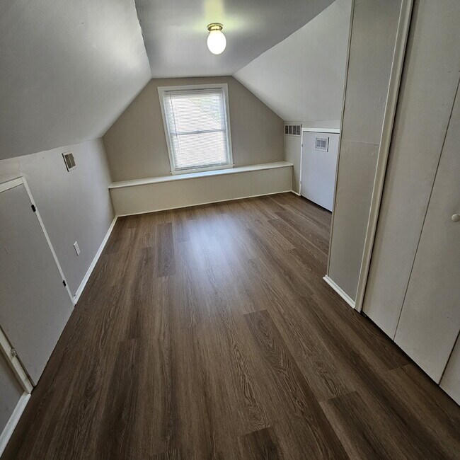 Building Photo - 3 Bedroom Bungalow w/ Updated Kitchen and ...