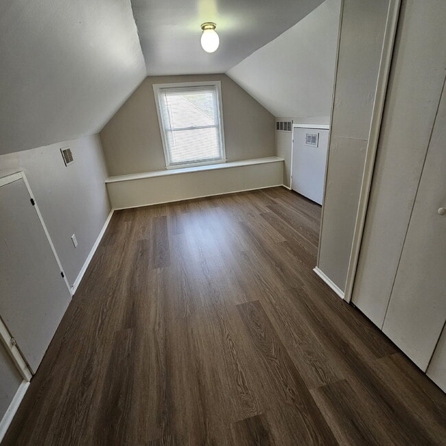 Building Photo - 3 Bedroom Bungalow w/ Updated Kitchen and Stainless-Steel Appliances. Spacious Living Room w/ Cei...