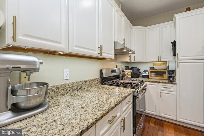 Building Photo - 46738 Oakmere Terrace