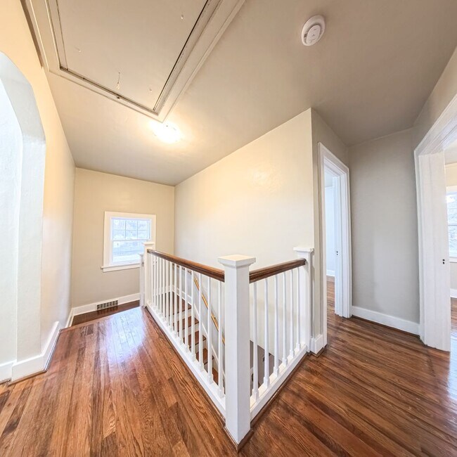 Building Photo - Beautiful 3 bedroom 1 bathroom home