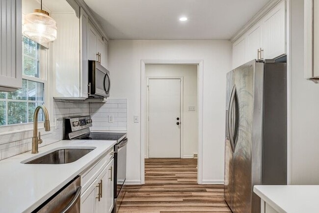 Building Photo - Private Home on Spacious Lot in Browns Sum...