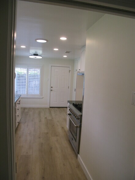 Building Photo - 5137 E Vista Hermosa St