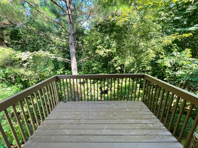 Building Photo - Beautiful 3 Bedroom End-Unit Townhouse
