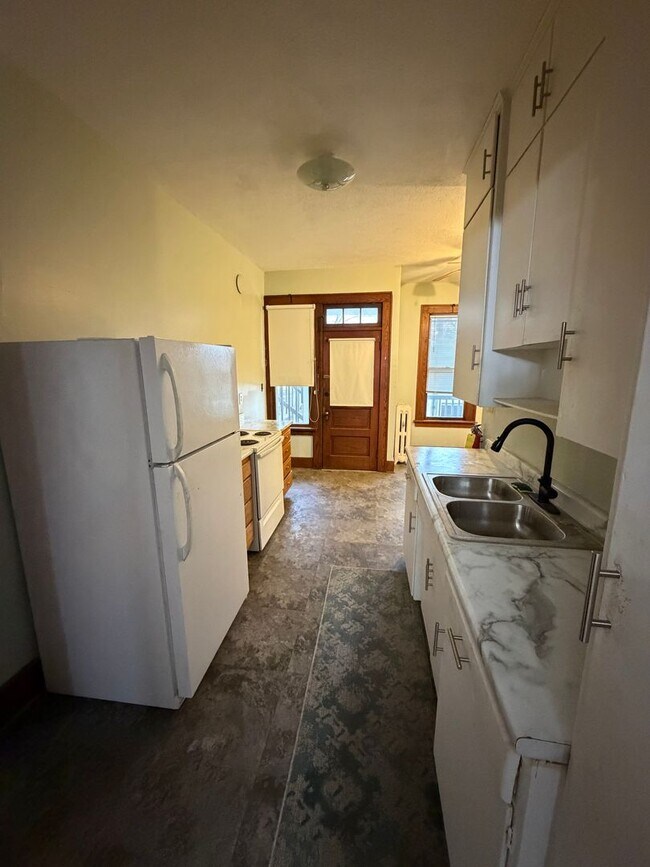 Building Photo - 316 N Sycamore St