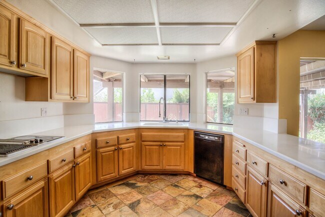 Building Photo - 4546 E Blue Jay Ave