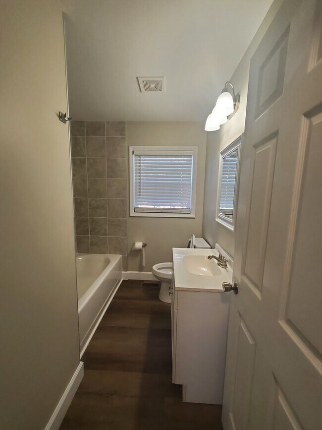 Building Photo - 1208 Hillsboro St