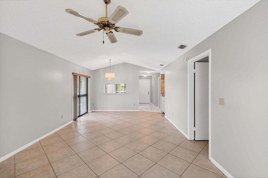 Building Photo - 400 Club Cir