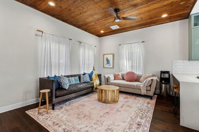 Building Photo - 1003 Romeria Dr