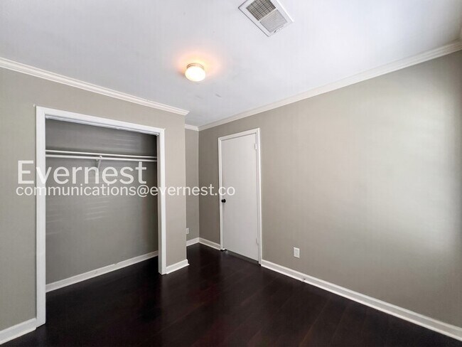 Building Photo - 5 Bed/4 Bath Home with Fenced Yard / Available Now!