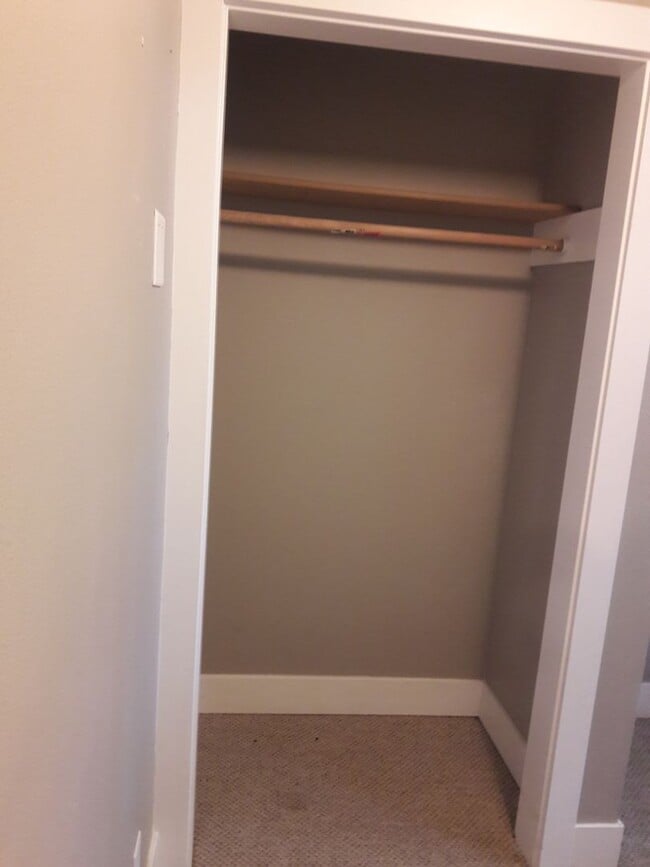 Building Photo - 4 Bedroom 3 Bathroom South Hills home Near...