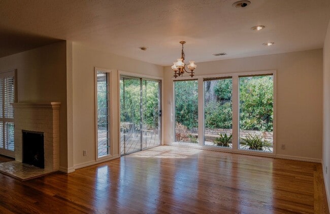 Building Photo - Charming spacious home, convenient locatio...