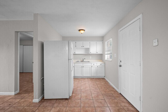 Building Photo - 1604-1608 Oak Dr