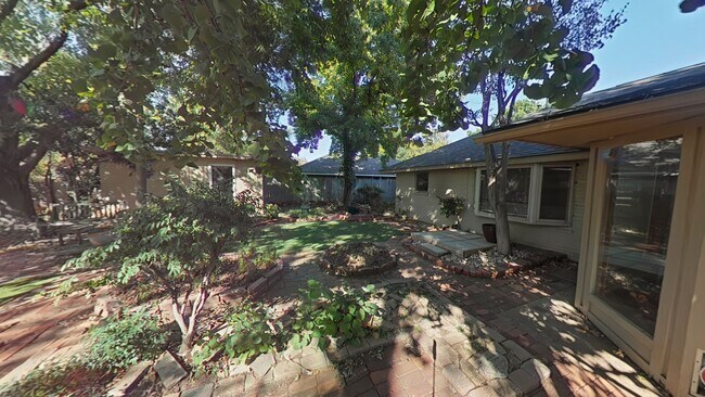 Building Photo - 709 NW Heinzwood Cir