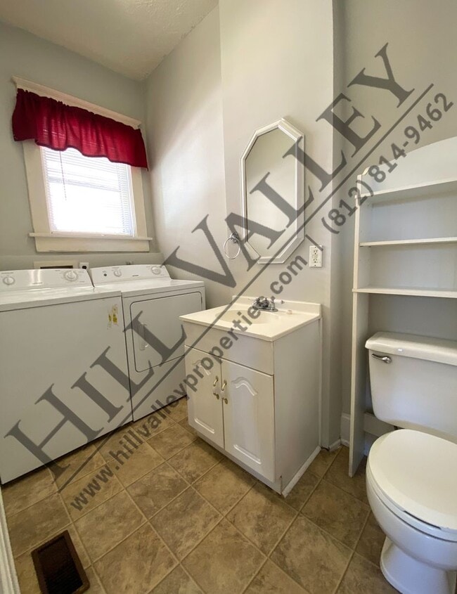 Building Photo - Two Bed, 1 1/2 Bath Home