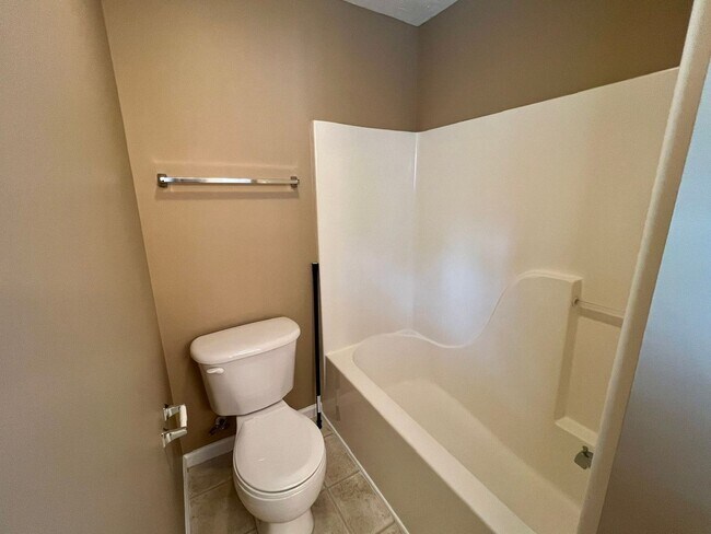 Building Photo - 3 Bedroom 2.5 Bath Home in Oxford Hall - South Murfreesboro *New Carpet*