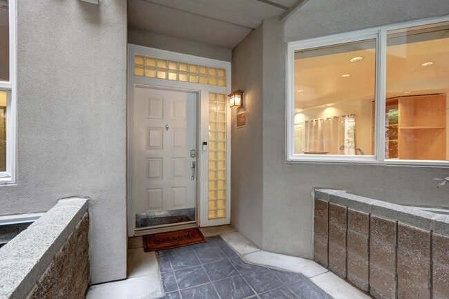 Building Photo - Large 2bd, 2ba Condo Available w/ Lake Uni...
