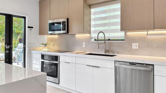 Building Photo - 130 SW 25th Rd