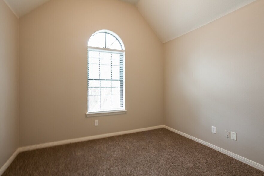 Building Photo - 501 Hunters Ln